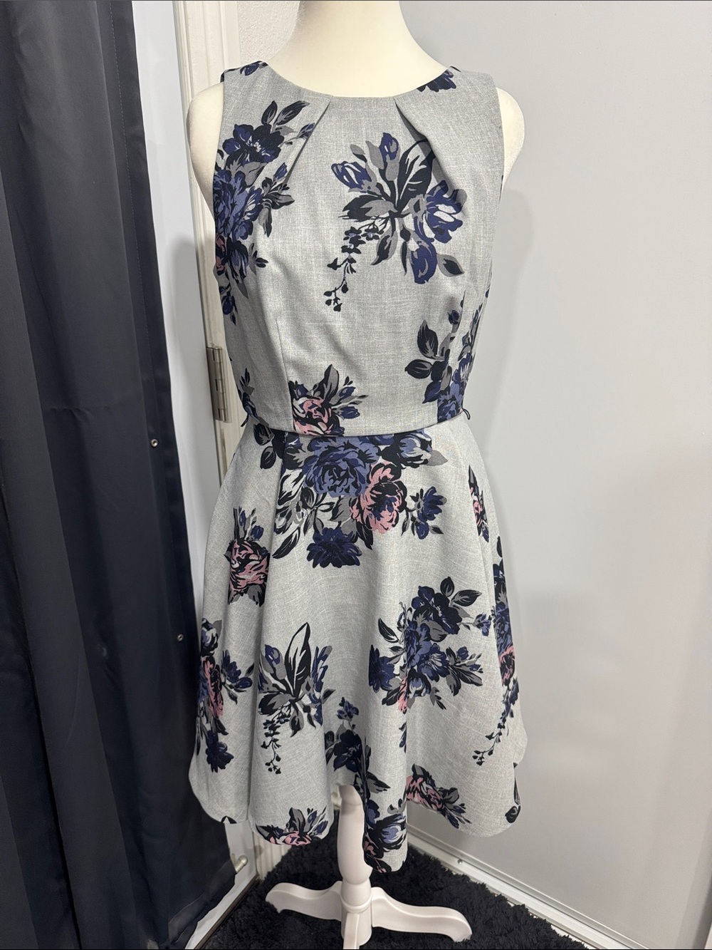 Elle Sleeveless Fit & Flare Mini Dress in Light Gray w Navy & Pink Flowers 4